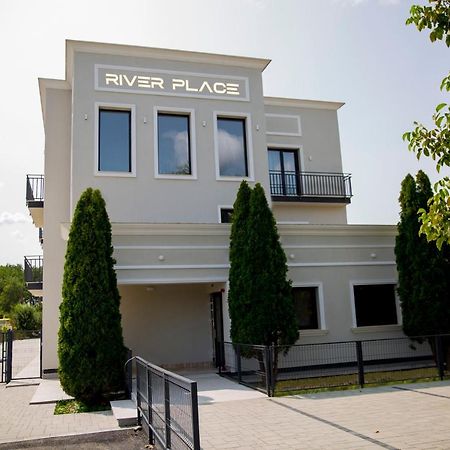 River Place Pitesti Luaran gambar
