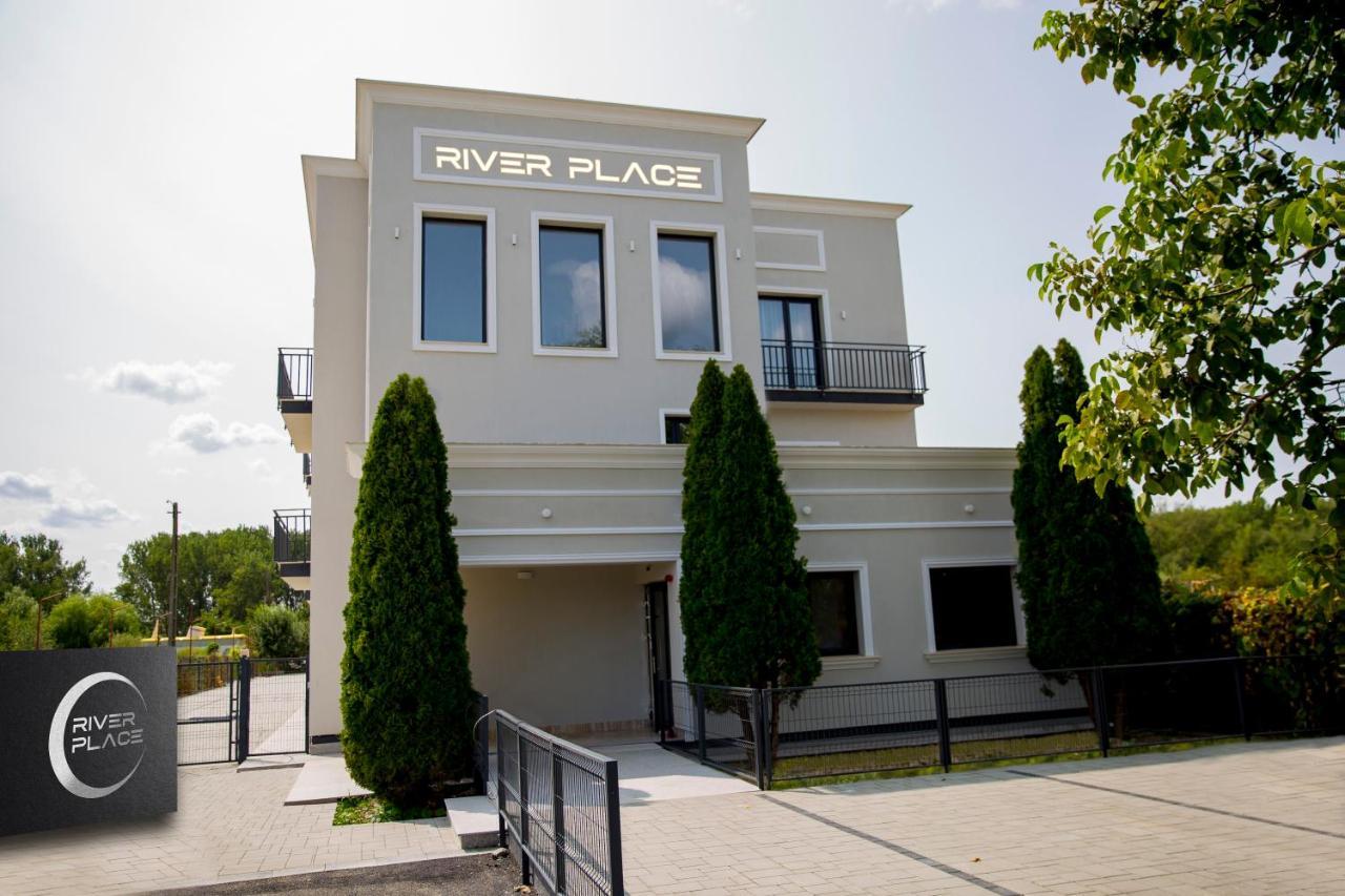 River Place Pitesti Luaran gambar