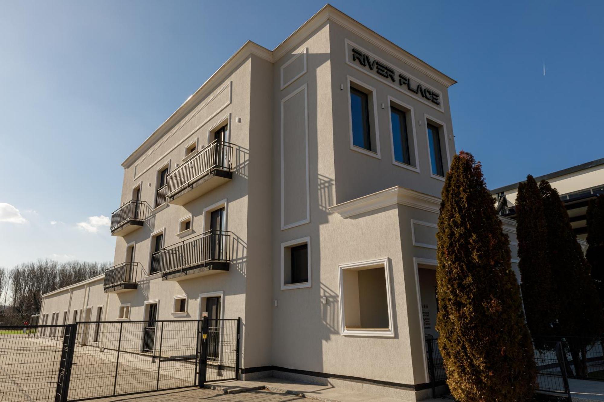 River Place Pitesti Luaran gambar