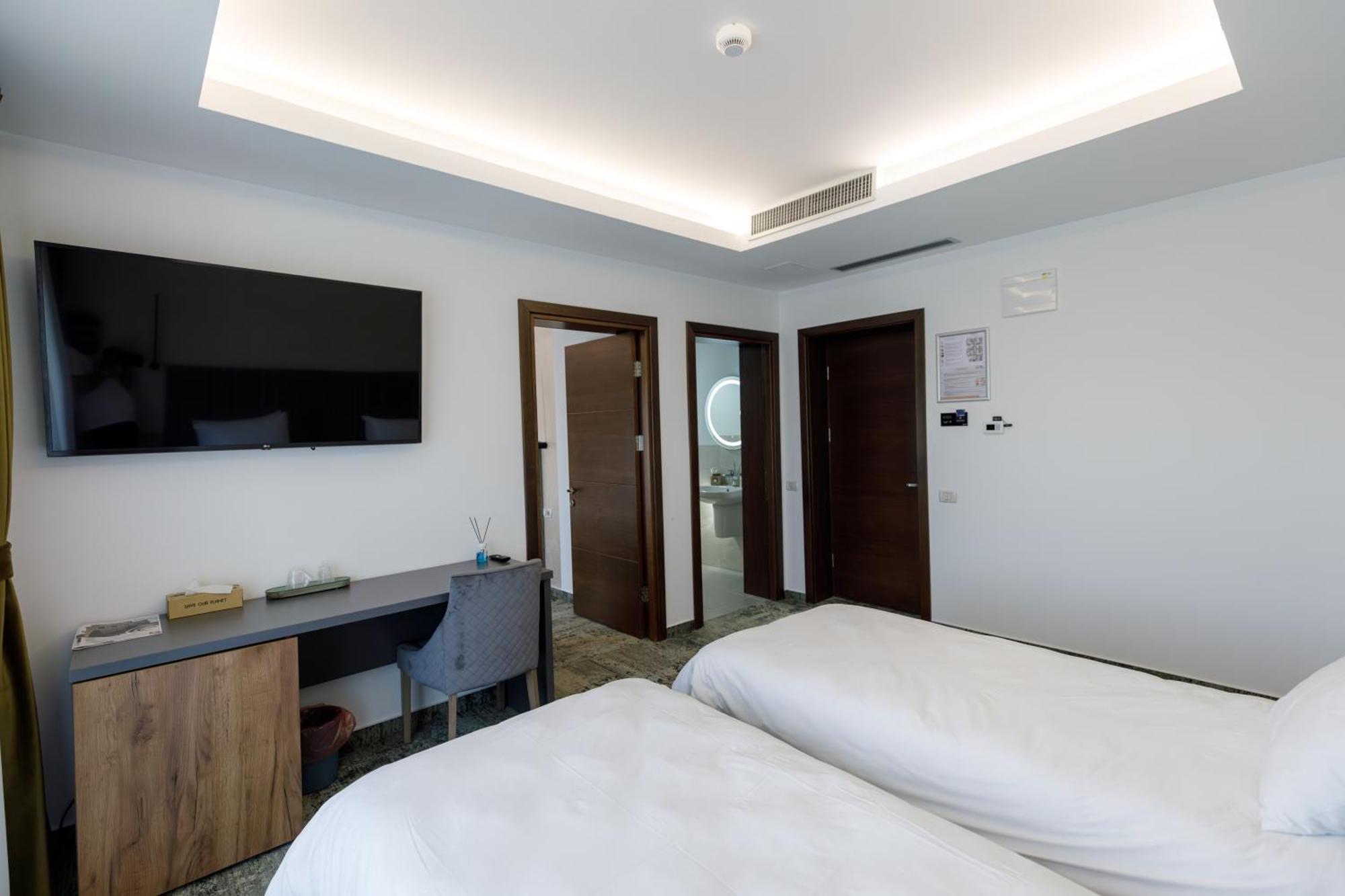 River Place Pitesti Luaran gambar