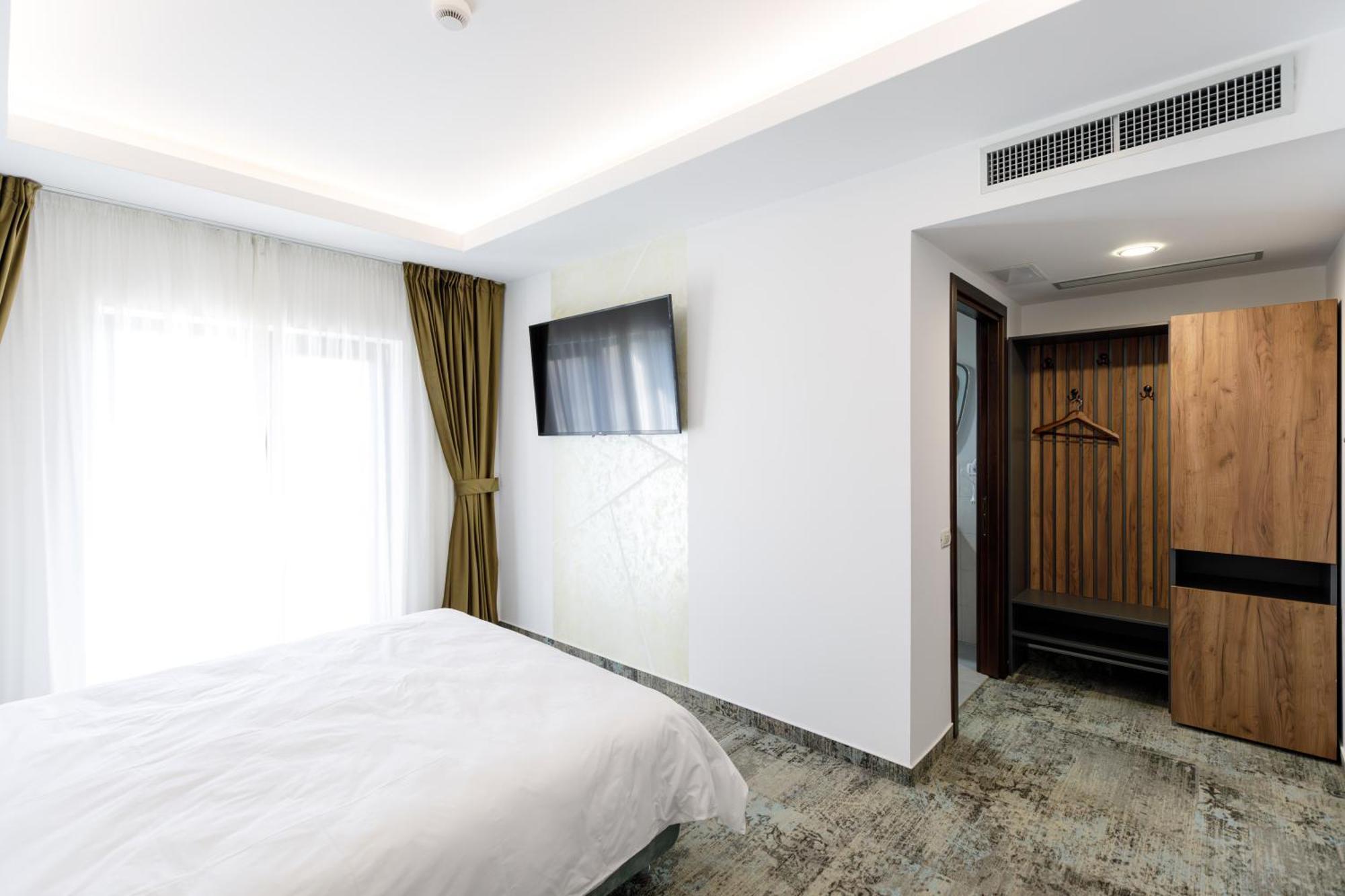 River Place Pitesti Luaran gambar