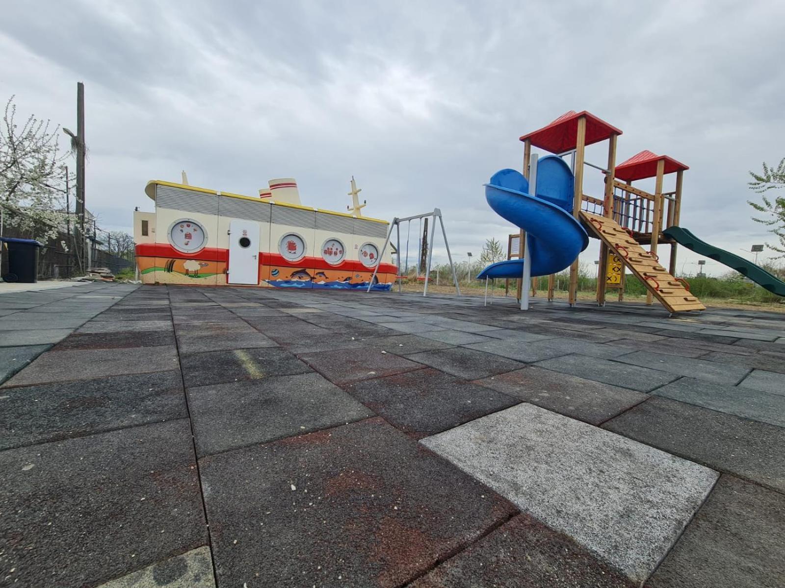River Place Pitesti Luaran gambar