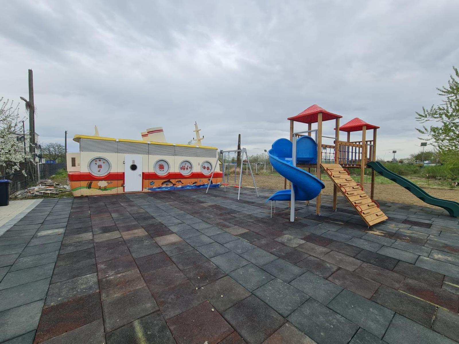 River Place Pitesti Luaran gambar