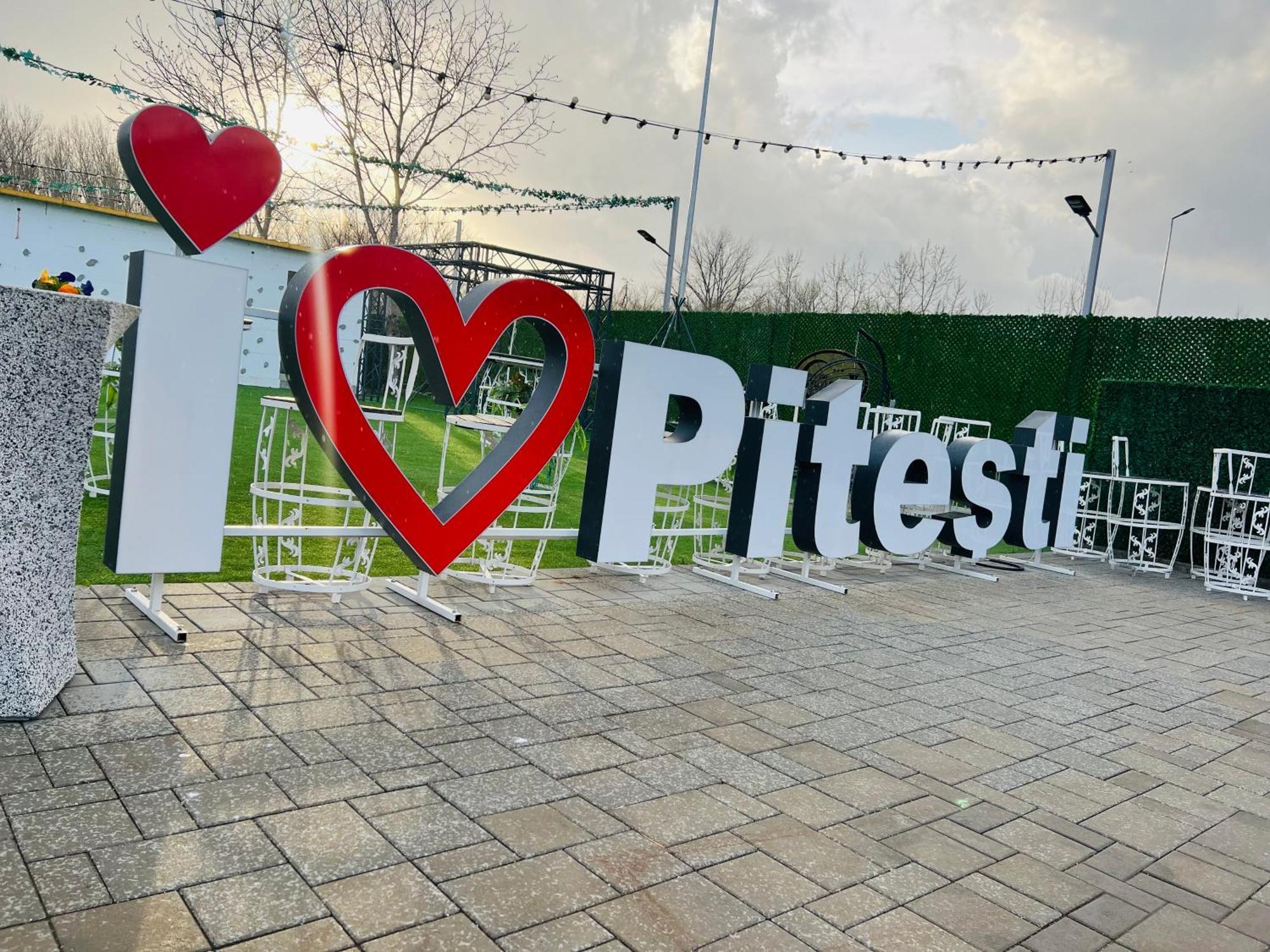 River Place Pitesti Luaran gambar