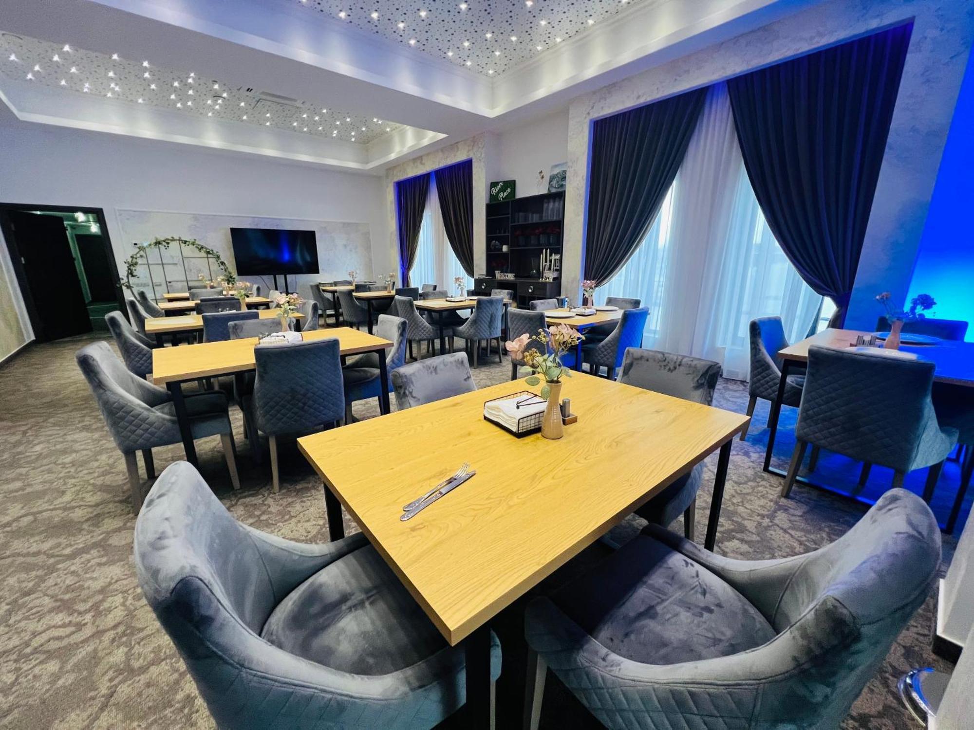 River Place Pitesti Luaran gambar
