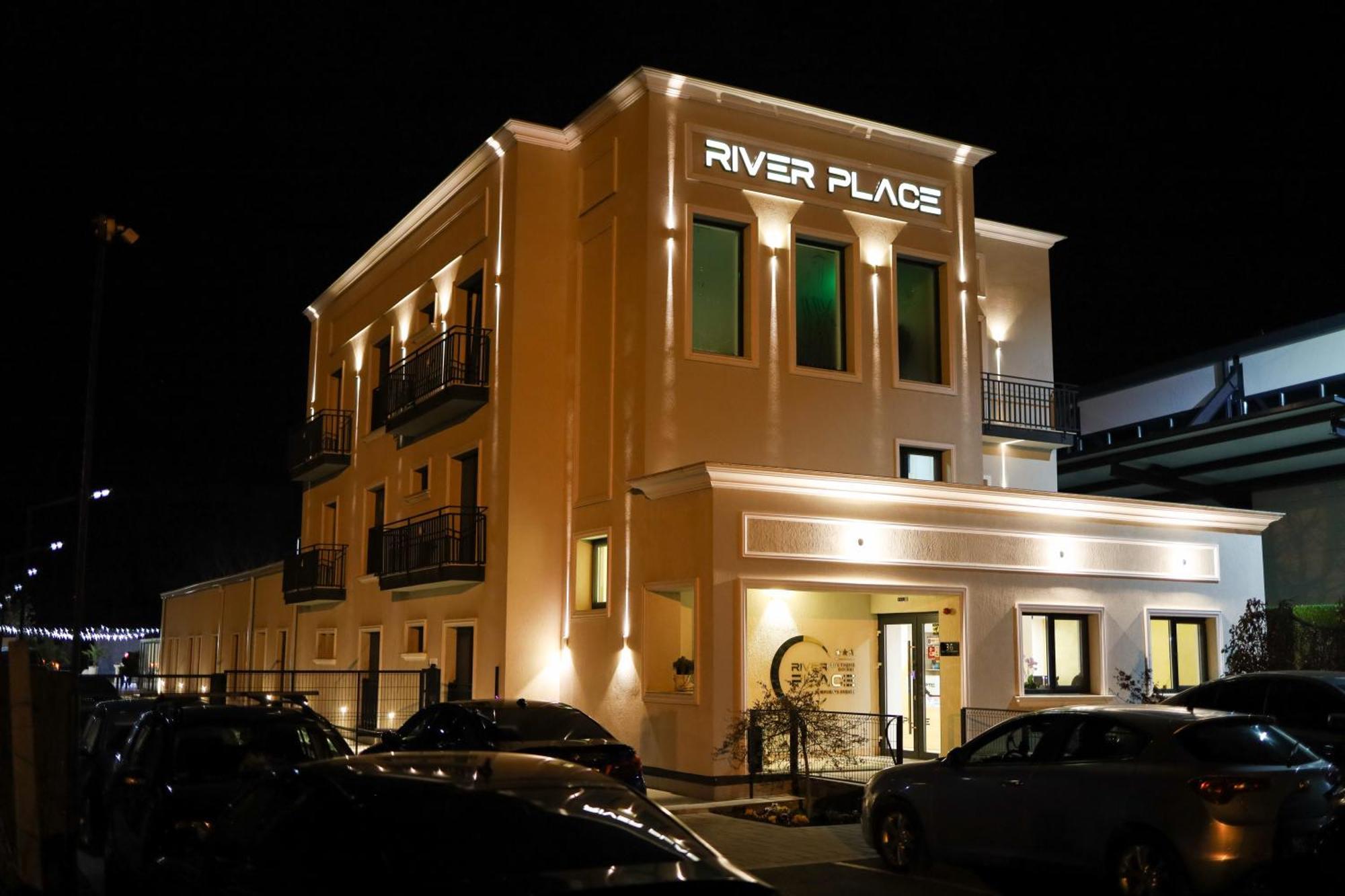 River Place Pitesti Luaran gambar