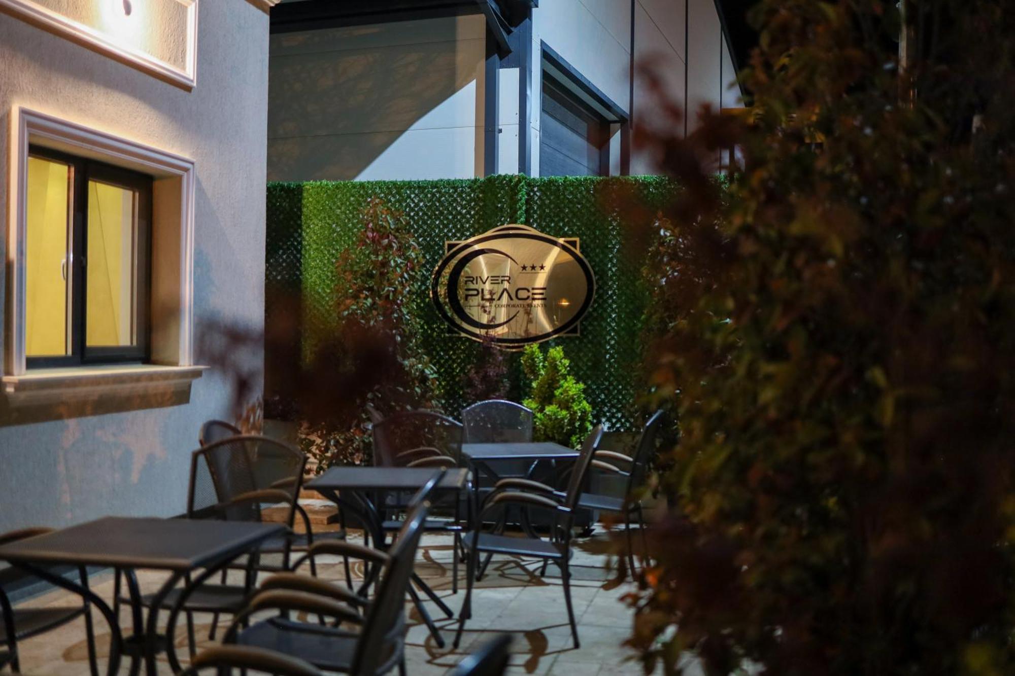 River Place Pitesti Luaran gambar