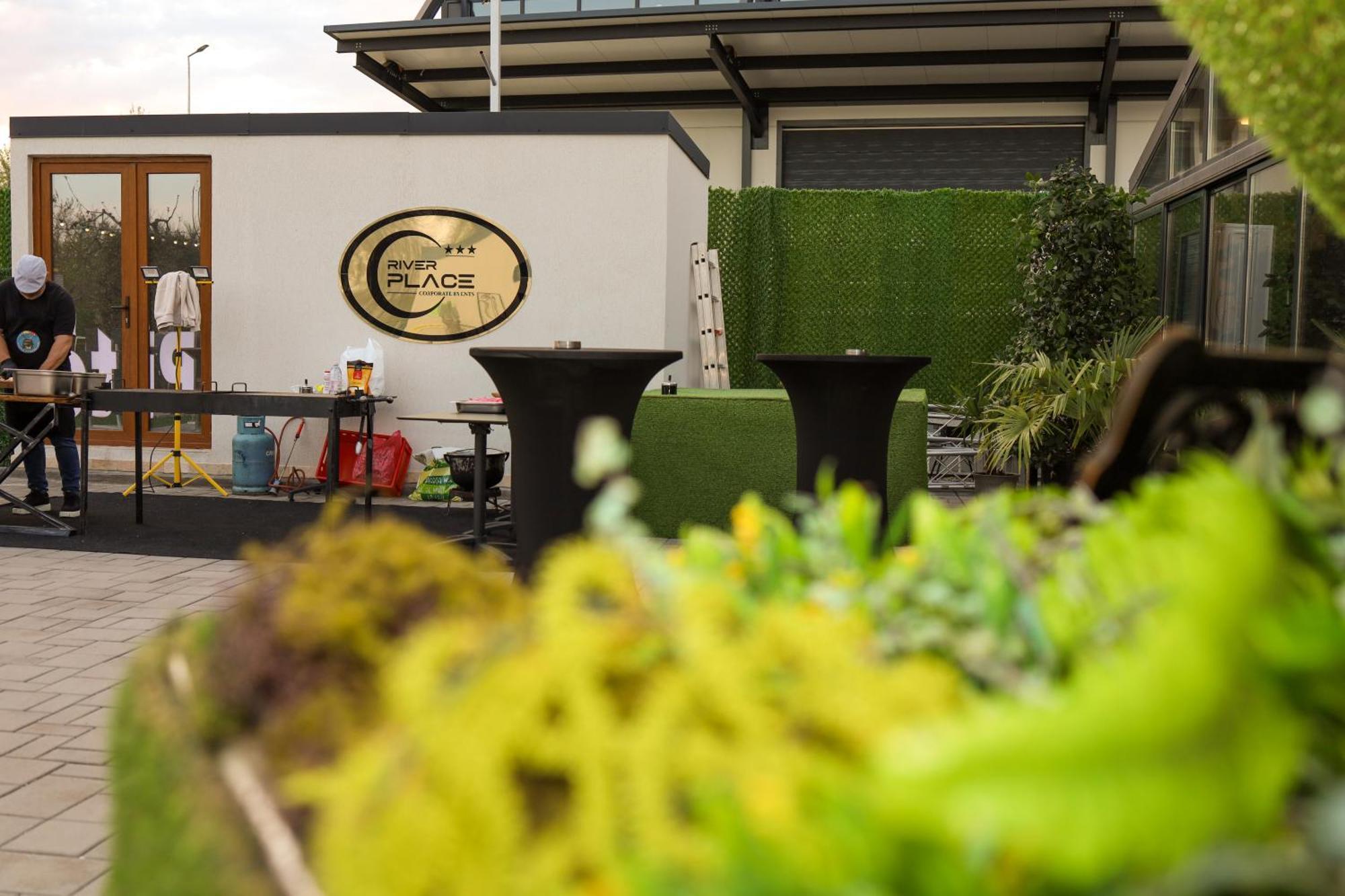 River Place Pitesti Luaran gambar