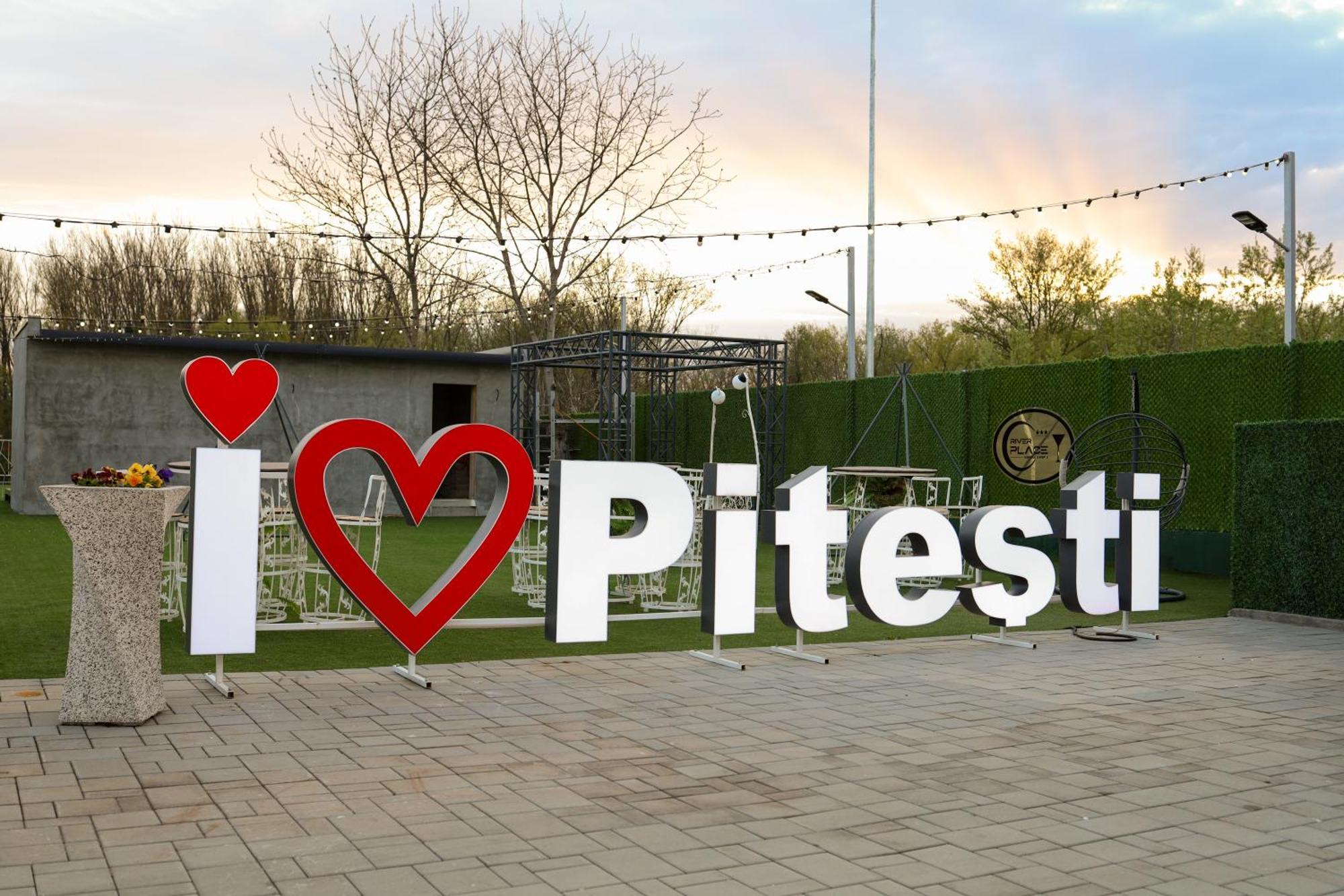 River Place Pitesti Luaran gambar